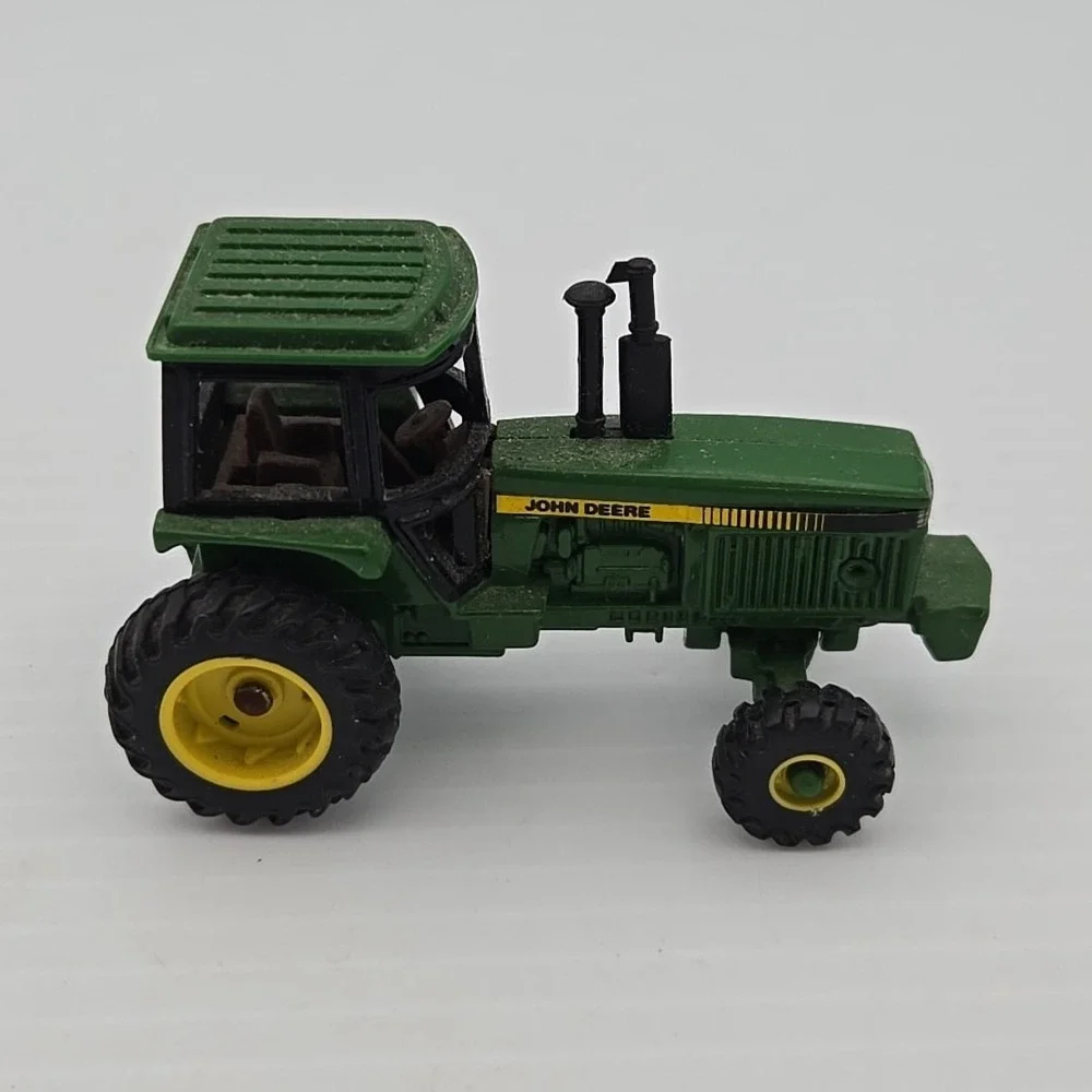 ERTL 1/64 JOHN DEERE MODEL TRACTOR DIECAST METAL GREEN‎ DUAL WHEELS